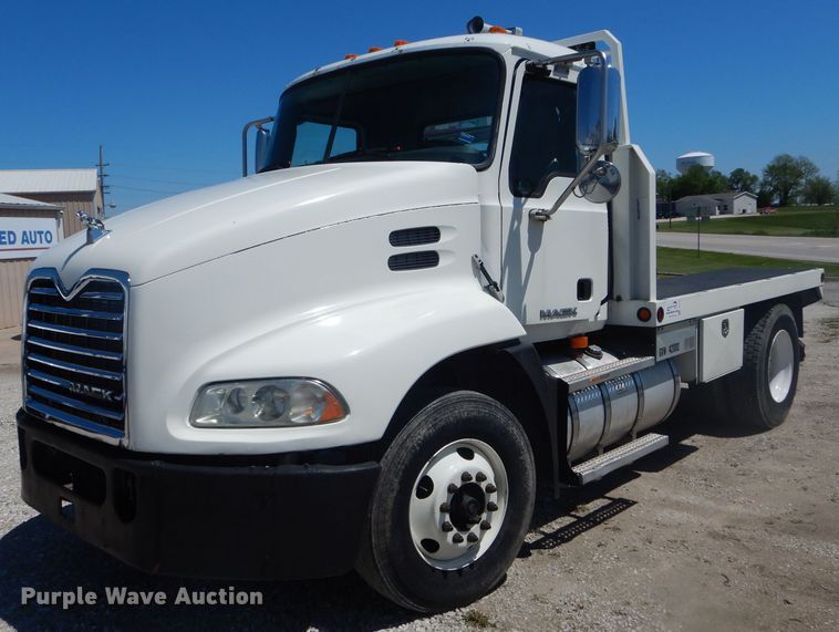 image for item DF3138 2009 Mack CXU612 flatbed truck
