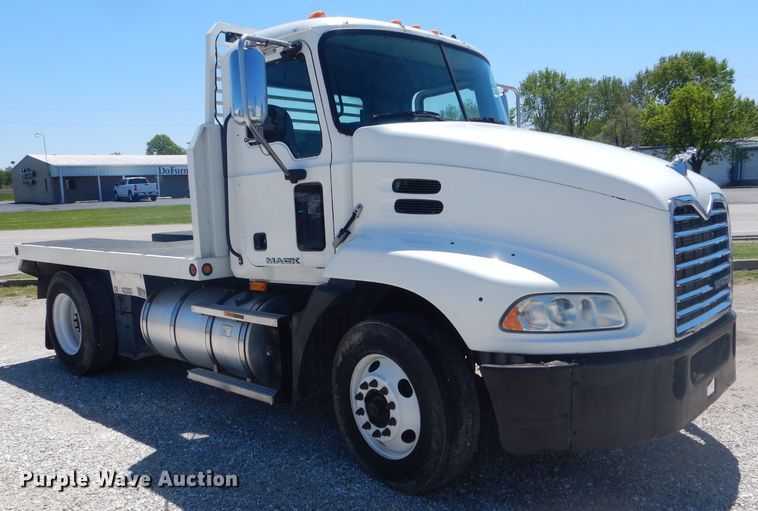 image for item DF3138 2009 Mack CXU612 flatbed truck