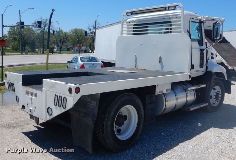 image for item DF3138 2009 Mack CXU612 flatbed truck