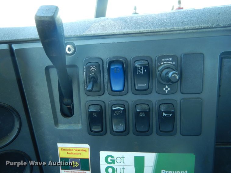 image for item DF3138 2009 Mack CXU612 flatbed truck