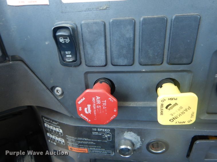 image for item DF3138 2009 Mack CXU612 flatbed truck