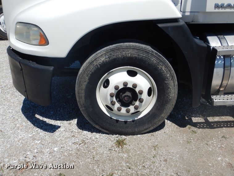 image for item DF3138 2009 Mack CXU612 flatbed truck