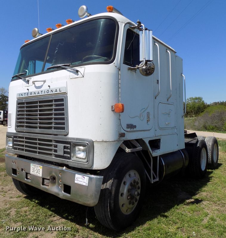 image for item DG2576 1984 International COF9670XL semi truck