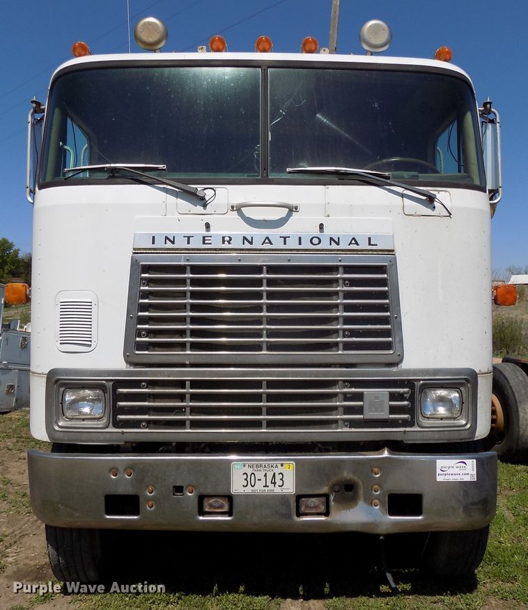 image for item DG2576 1984 International COF9670XL semi truck