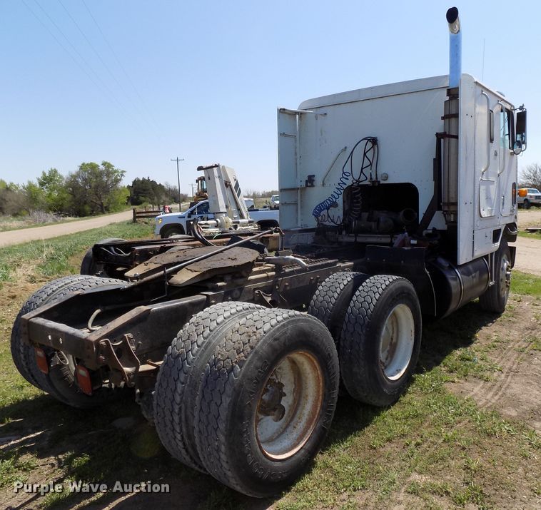 image for item DG2576 1984 International COF9670XL semi truck