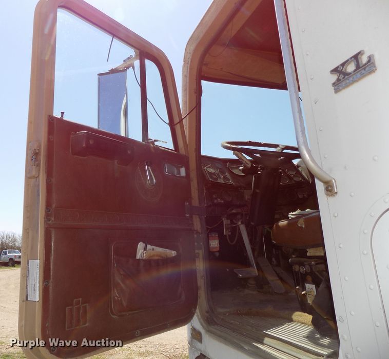 image for item DG2576 1984 International COF9670XL semi truck