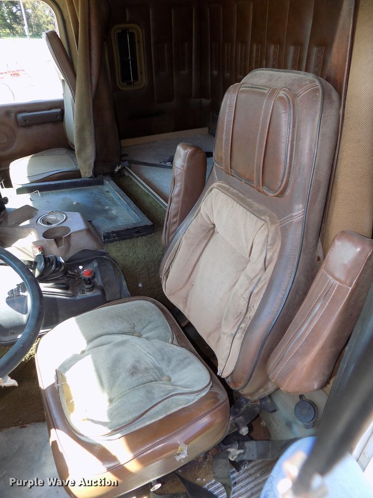 image for item DG2576 1984 International COF9670XL semi truck