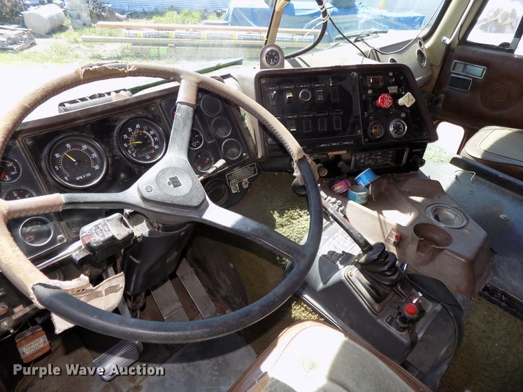 image for item DG2576 1984 International COF9670XL semi truck