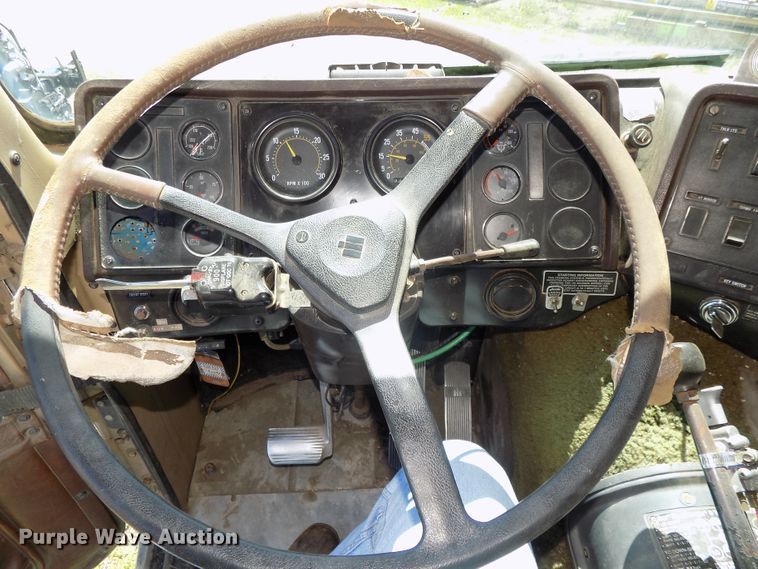 image for item DG2576 1984 International COF9670XL semi truck