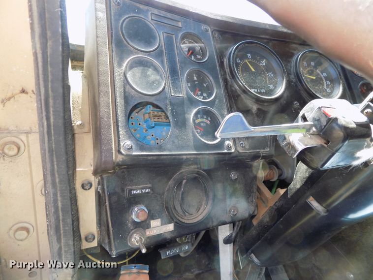 image for item DG2576 1984 International COF9670XL semi truck