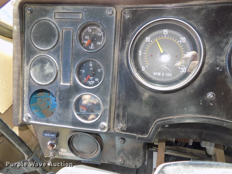 image for item DG2576 1984 International COF9670XL semi truck