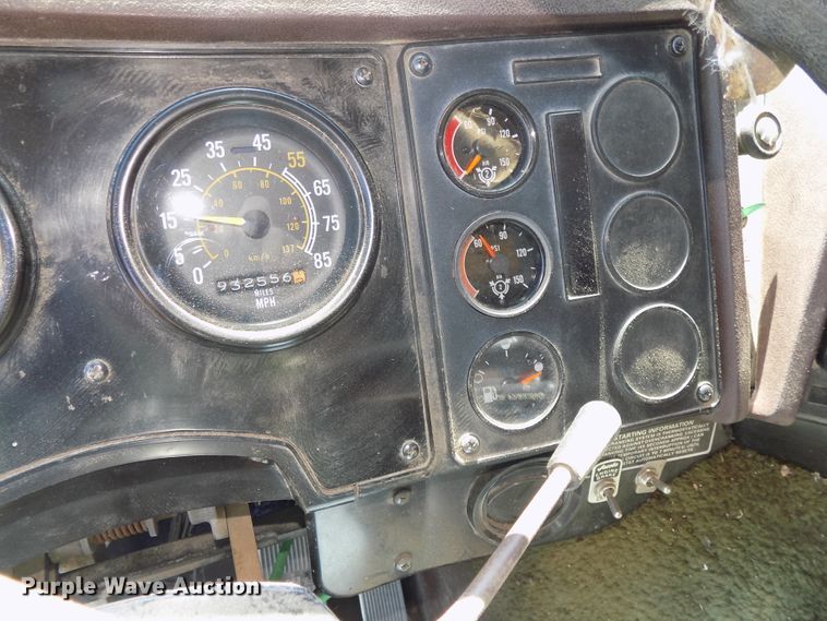 image for item DG2576 1984 International COF9670XL semi truck