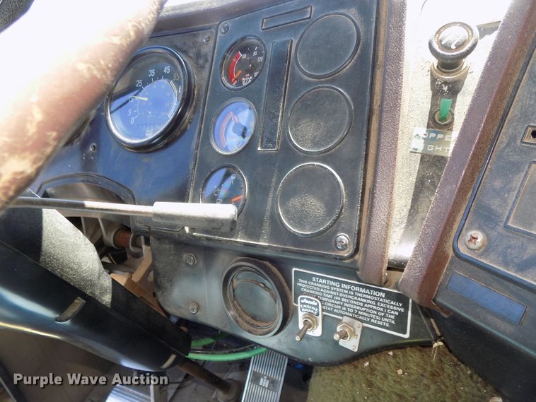 image for item DG2576 1984 International COF9670XL semi truck