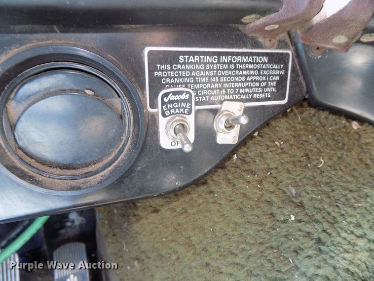 image for item DG2576 1984 International COF9670XL semi truck