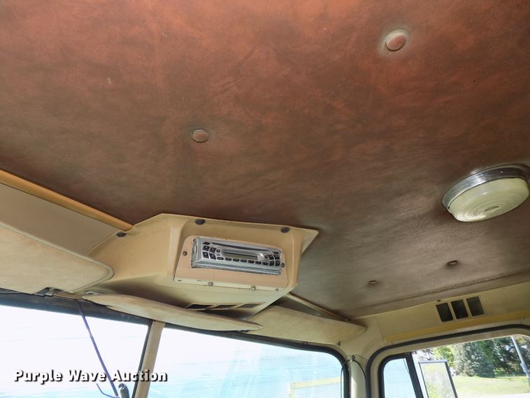 image for item DG2576 1984 International COF9670XL semi truck