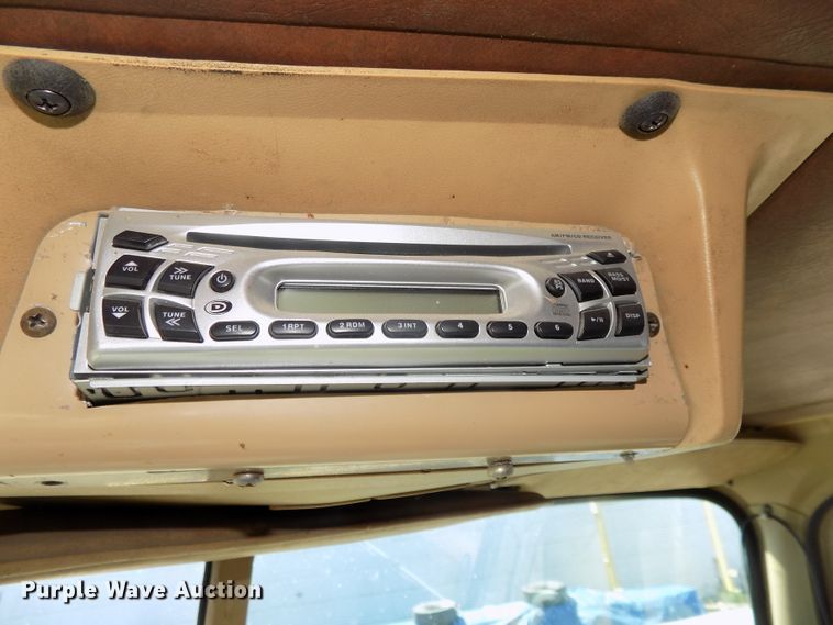 image for item DG2576 1984 International COF9670XL semi truck