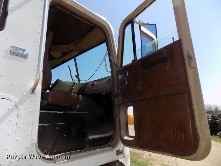 image for item DG2576 1984 International COF9670XL semi truck