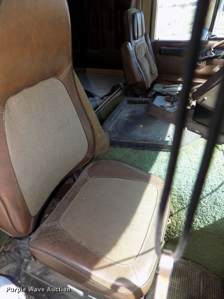 image for item DG2576 1984 International COF9670XL semi truck