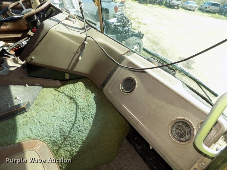 image for item DG2576 1984 International COF9670XL semi truck