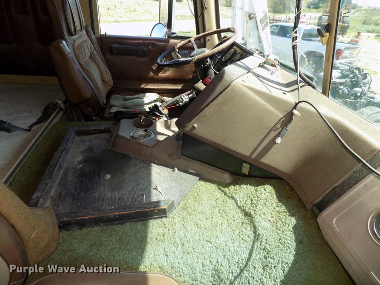 image for item DG2576 1984 International COF9670XL semi truck