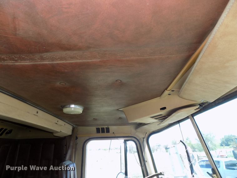 image for item DG2576 1984 International COF9670XL semi truck