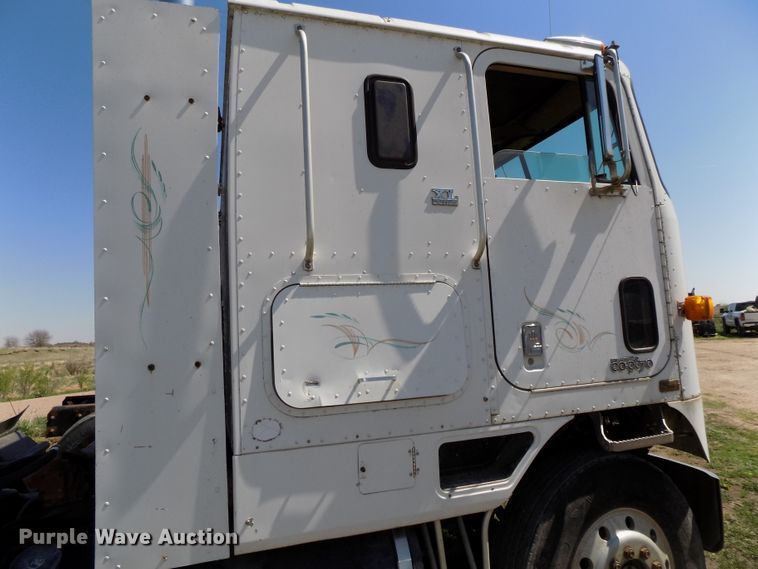 image for item DG2576 1984 International COF9670XL semi truck