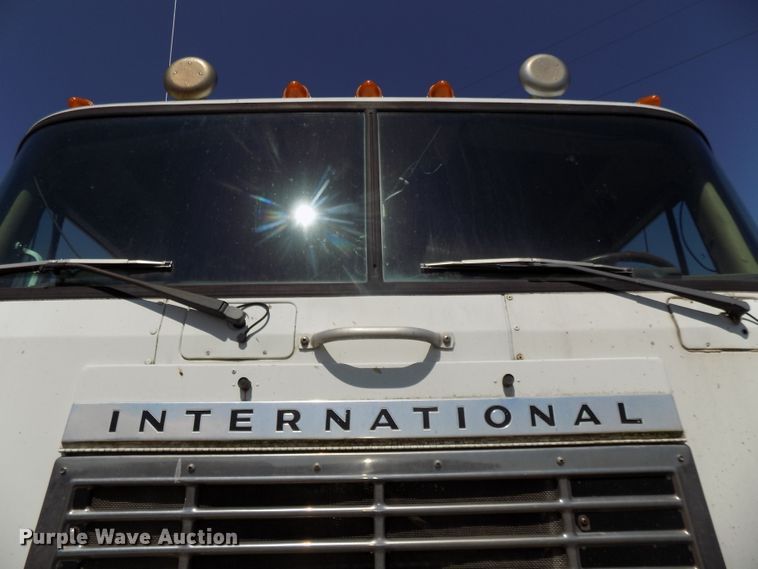 image for item DG2576 1984 International COF9670XL semi truck