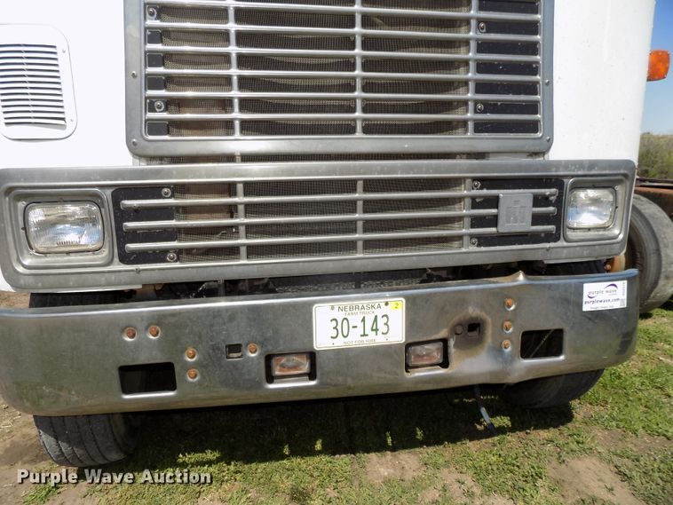 image for item DG2576 1984 International COF9670XL semi truck