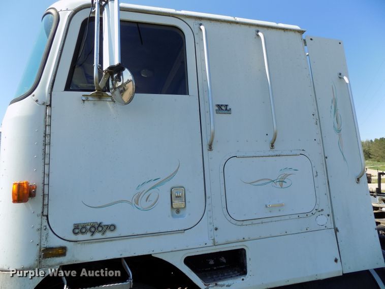 image for item DG2576 1984 International COF9670XL semi truck