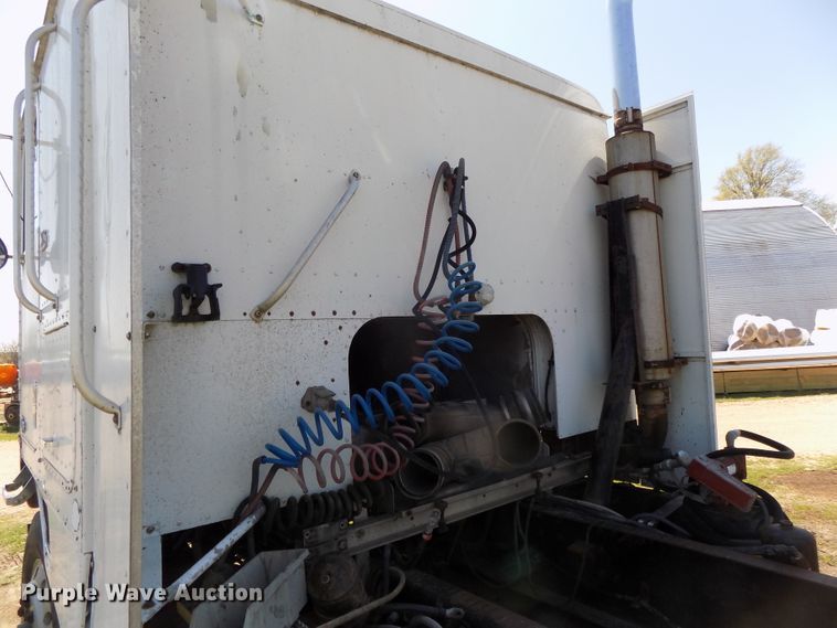 image for item DG2576 1984 International COF9670XL semi truck