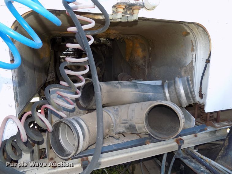 image for item DG2576 1984 International COF9670XL semi truck