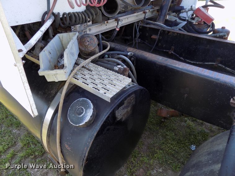 image for item DG2576 1984 International COF9670XL semi truck