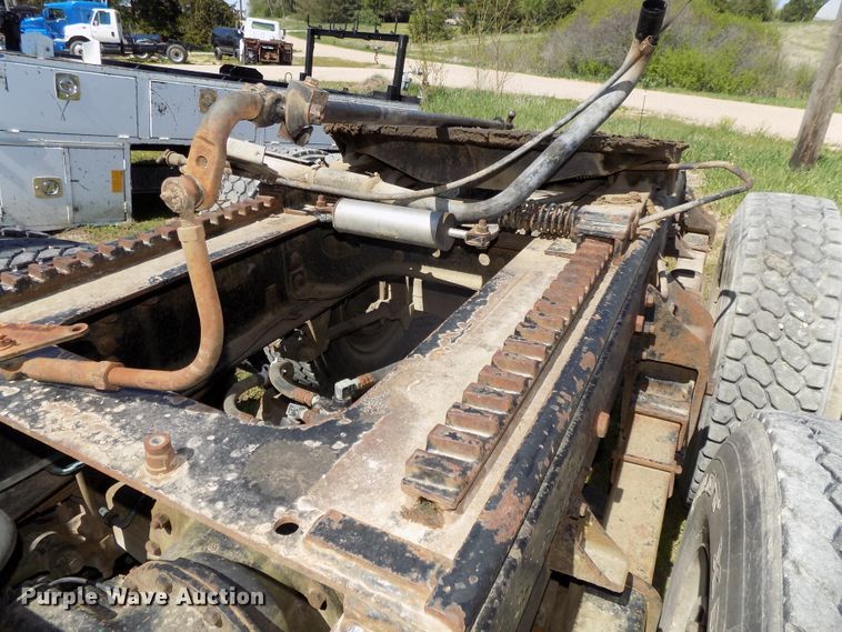 image for item DG2576 1984 International COF9670XL semi truck