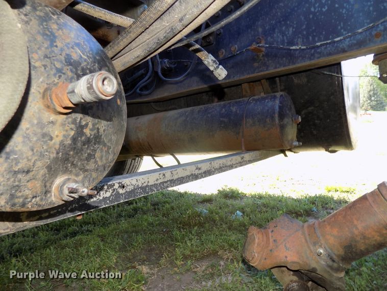 image for item DG2576 1984 International COF9670XL semi truck