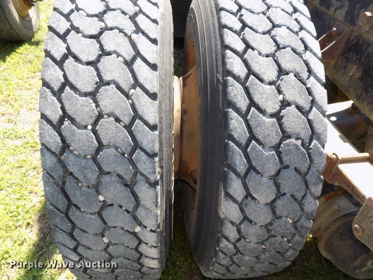 image for item DG2576 1984 International COF9670XL semi truck