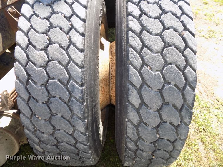 image for item DG2576 1984 International COF9670XL semi truck