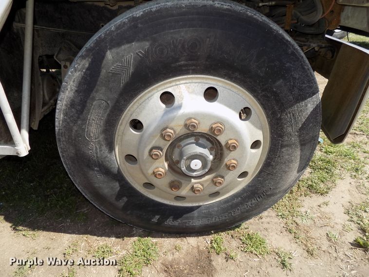 image for item DG2576 1984 International COF9670XL semi truck