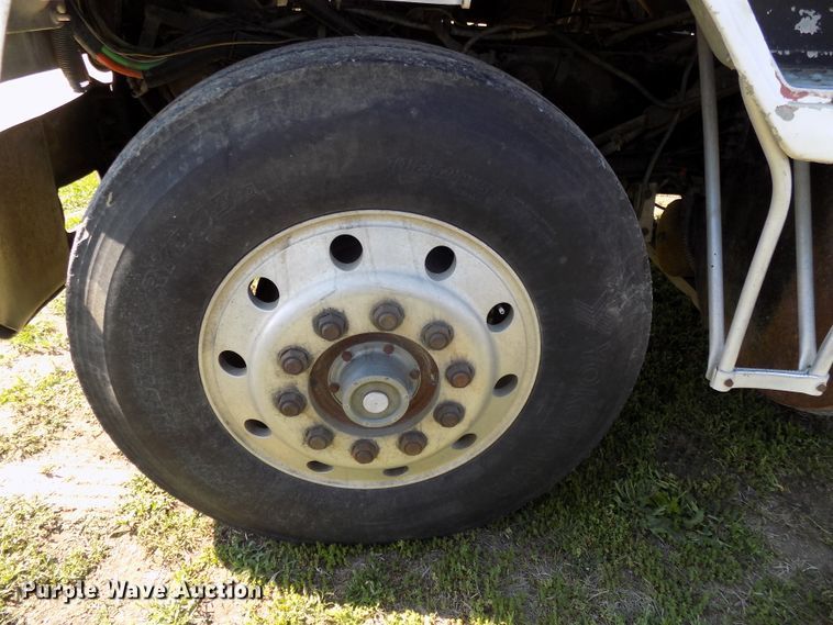 image for item DG2576 1984 International COF9670XL semi truck