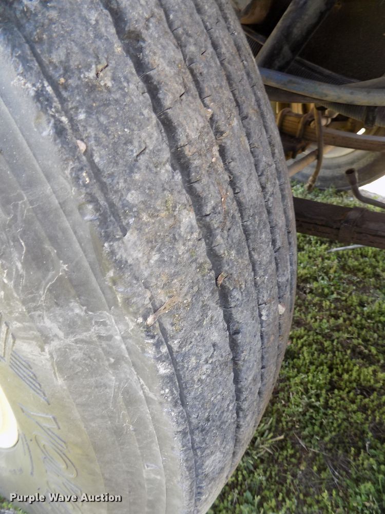 image for item DG2576 1984 International COF9670XL semi truck