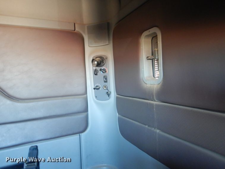 image for item DG8561 1998 Freightliner Century Class semi truck