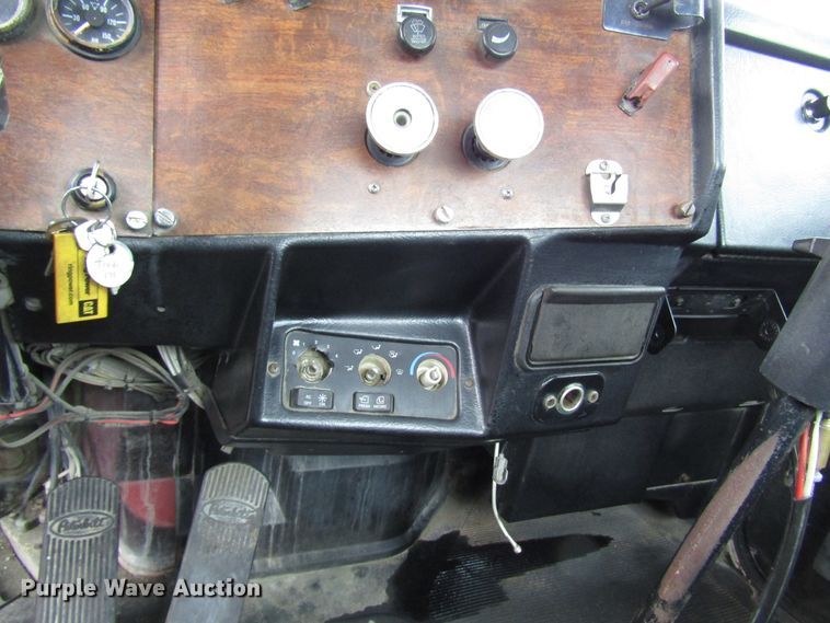 image for item DH8449 1996 Peterbilt 379 glider kit truck cab and chassis