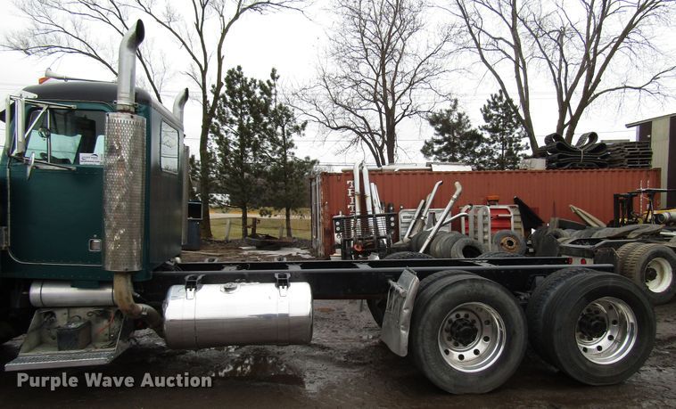 image for item DH8449 1996 Peterbilt 379 glider kit truck cab and chassis