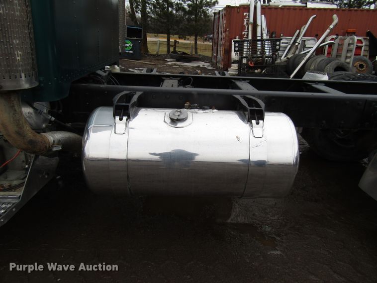 image for item DH8449 1996 Peterbilt 379 glider kit truck cab and chassis