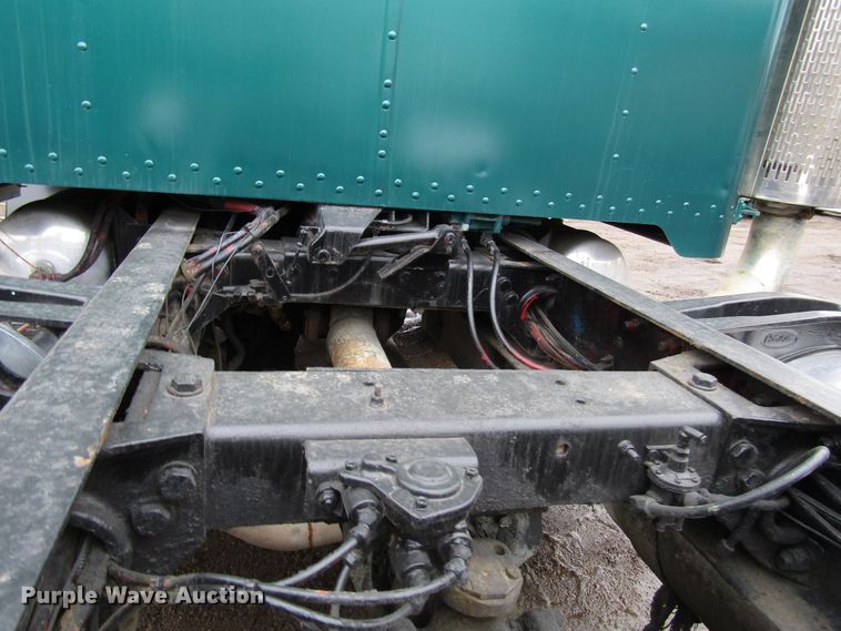 image for item DH8449 1996 Peterbilt 379 glider kit truck cab and chassis