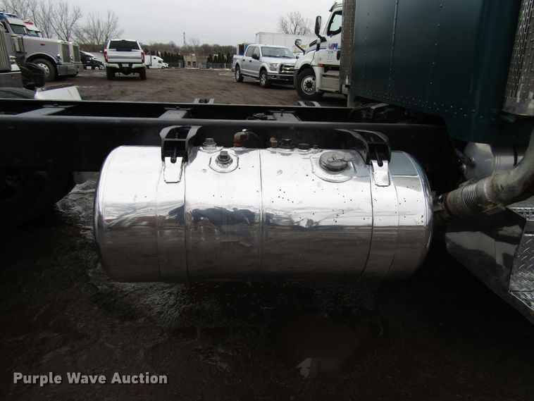 image for item DH8449 1996 Peterbilt 379 glider kit truck cab and chassis