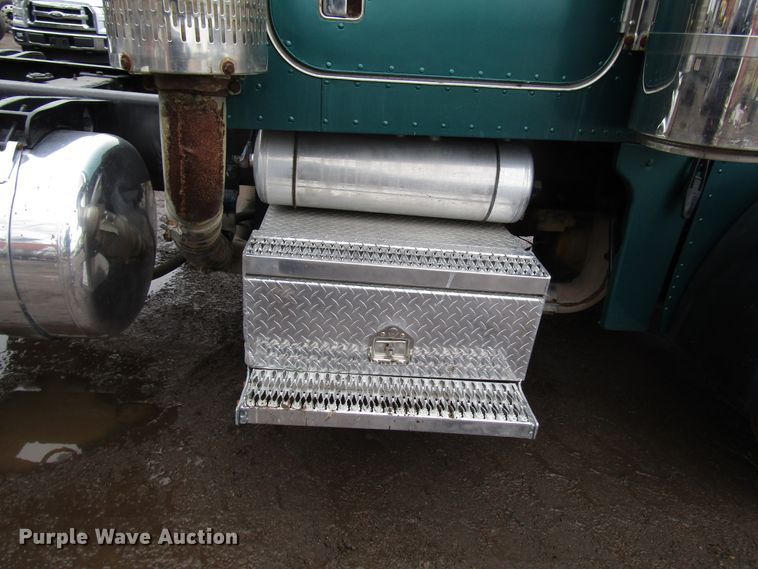 image for item DH8449 1996 Peterbilt 379 glider kit truck cab and chassis