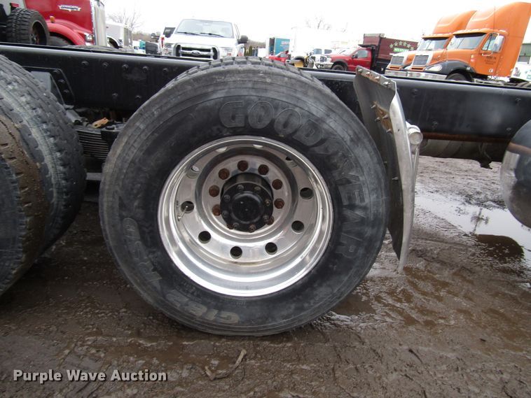 image for item DH8449 1996 Peterbilt 379 glider kit truck cab and chassis