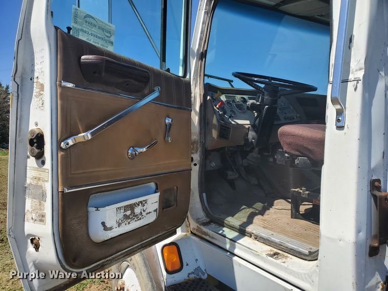 image for item DJ3124 1995 Ford L9000 AeroMax semi truck