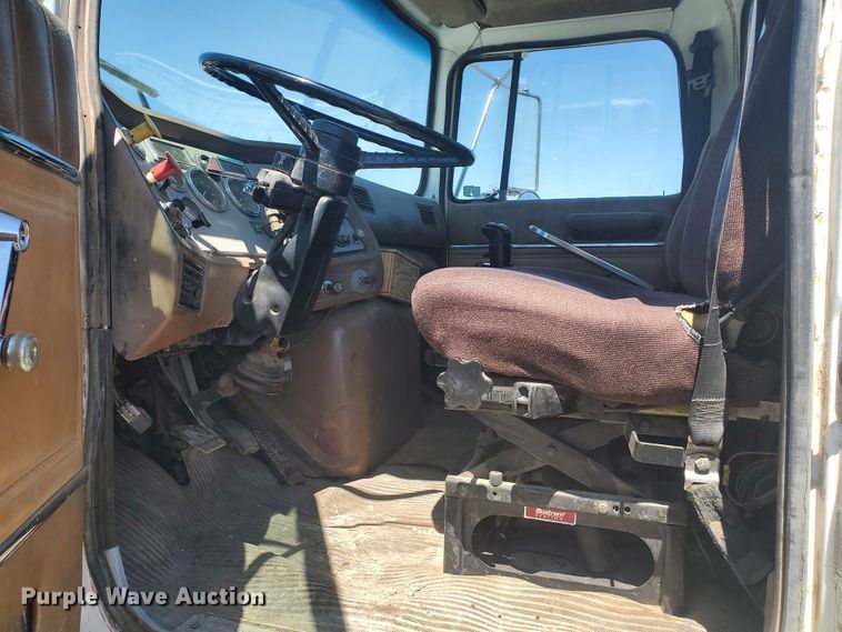 image for item DJ3124 1995 Ford L9000 AeroMax semi truck