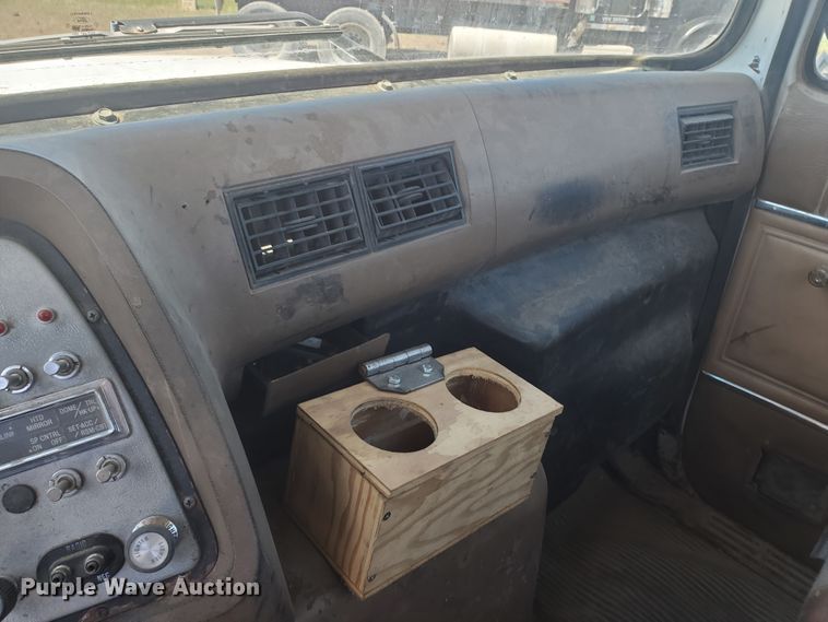 image for item DJ3124 1995 Ford L9000 AeroMax semi truck